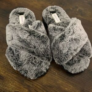 Joyspun Fuzzy Gray Slippers (Size 9)